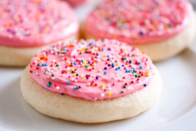 Plate pink frosted cookies sprinkles free wallpaper for desktop - medium preview image