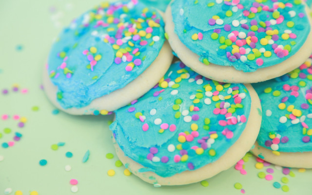 Blue frosted cookies sprinkles green free wallpaper for desktop - medium preview image
