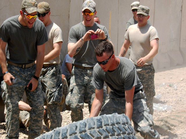 Military men working tire dirt free wallpaper for desktop - medium preview image