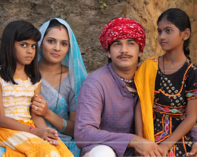 Man women bench stone wall free wallpaper for desktop - medium preview image