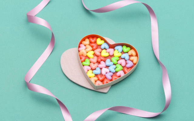 Heart shaped box candy pink free wallpaper for desktop - medium preview image
