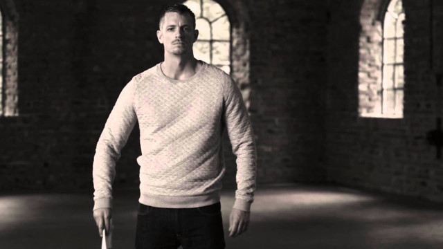 Man white sweater holding frisbee free wallpaper for desktop - medium preview image