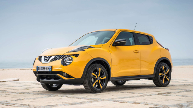 Yellow nissan juke beach ocean free wallpaper for desktop - medium preview image