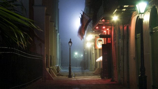 Foggy night street lamp post free wallpaper for desktop - medium preview image