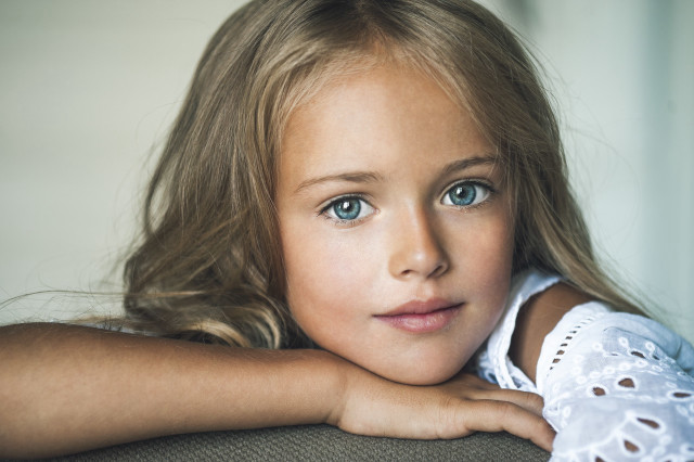 Little girl blue eyes serious free wallpaper for desktop - medium preview image