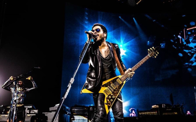 Man guitar stage microphone stand #4 free wallpaper for desktop - medium preview image