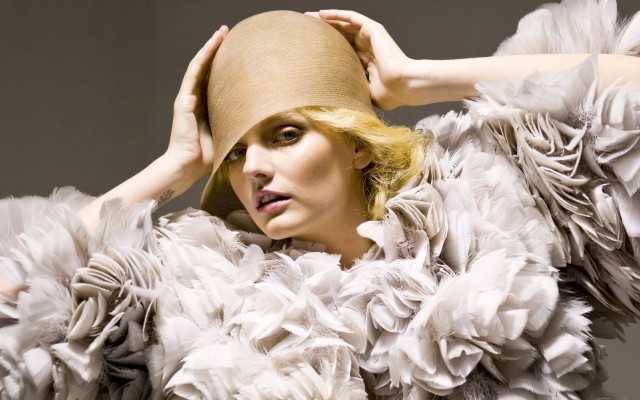 Woman hat feather dress pose free wallpaper for desktop - medium preview image