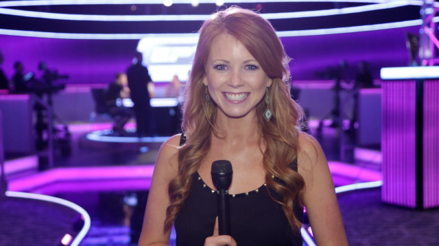 Woman microphone purple background purple free wallpaper for desktop - medium preview image