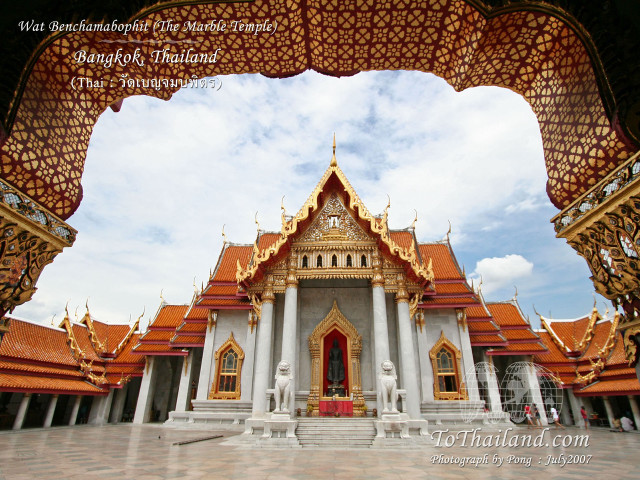 Red door gold roof pagoda free wallpaper for desktop - medium preview image
