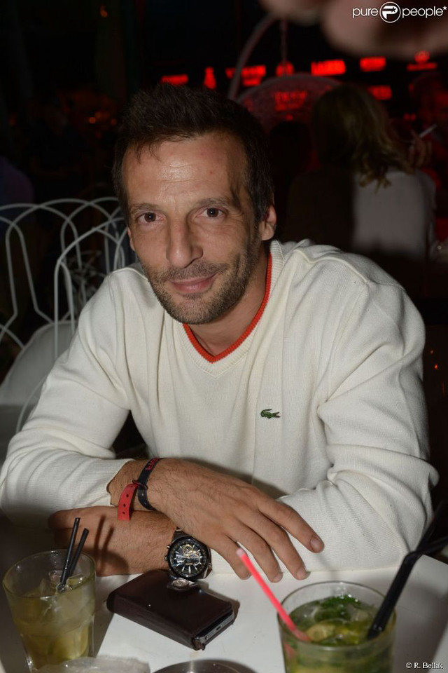 Man sitting table drink cellphone free wallpaper for mobile - medium preview image