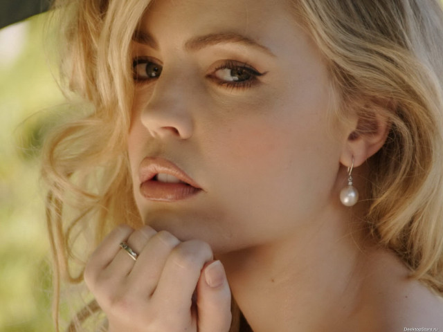 Woman ring necklace tree background free wallpaper for desktop - medium preview image