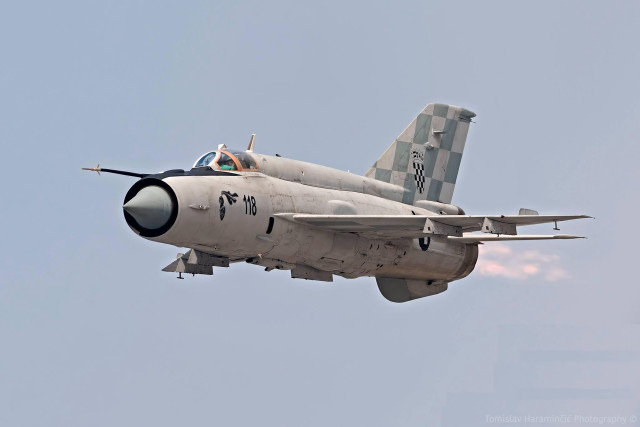 Fighterjet blue sky checkered tail free wallpaper for desktop - medium preview image