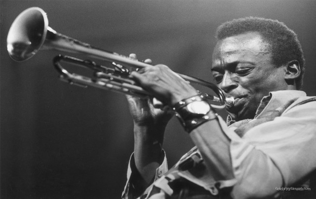 Man playing trumpet on stage free wallpaper for desktop - medium preview image