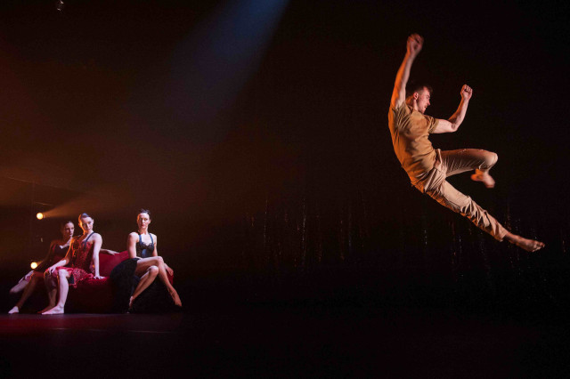 Man trick stage watchers woman free wallpaper for desktop - medium preview image