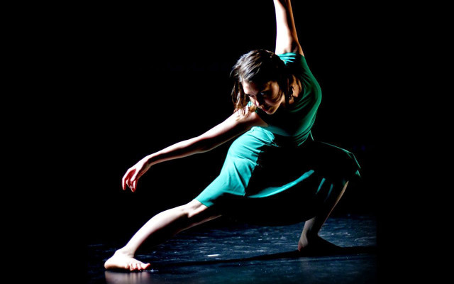 Woman green dress dance move free wallpaper for desktop - medium preview image