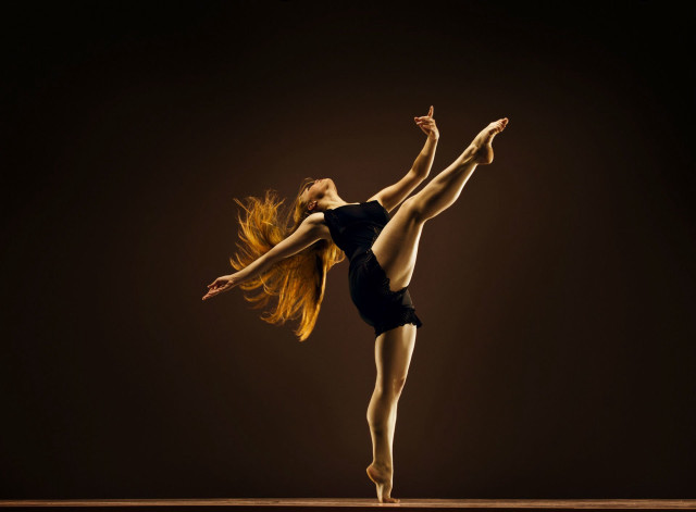 Woman black leotard dance pose free wallpaper for desktop - medium preview image