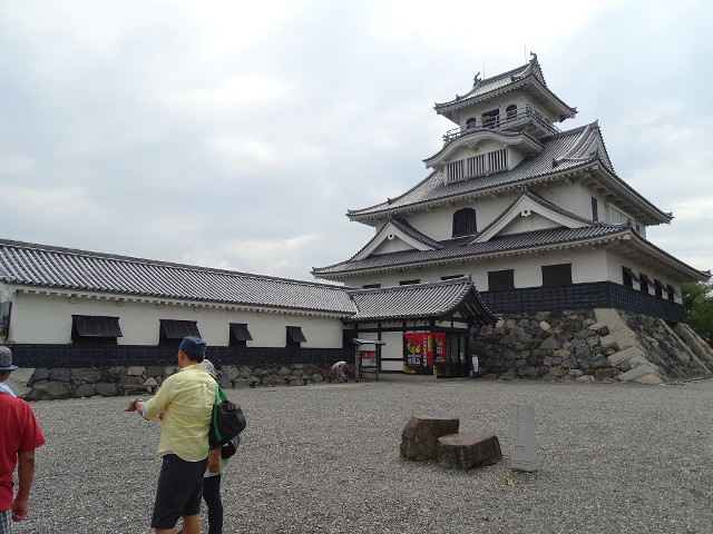 Couple people building tower stone free wallpaper for desktop - medium preview image