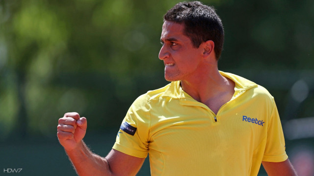 Yellow shirt tennis racket blurry free wallpaper for desktop - medium preview image