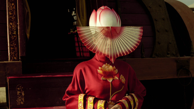 Woman red outfit fan flower free wallpaper for desktop - medium preview image