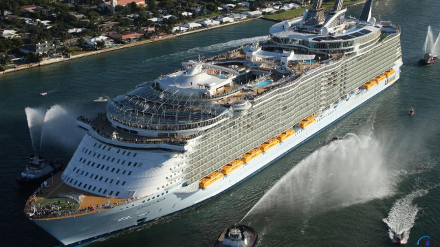 Cruise ship jet boat water free wallpaper for desktop - medium preview image