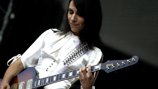 Woman playing guitar on stage free wallpaper for desktop - medium preview image