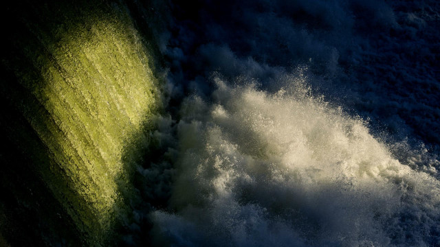 Breaking wave water shoreline beach free wallpaper for desktop - medium preview image