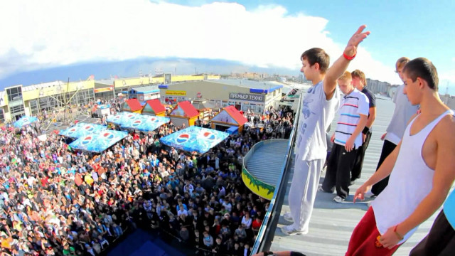 Men stage crowd people event free wallpaper for desktop - medium preview image