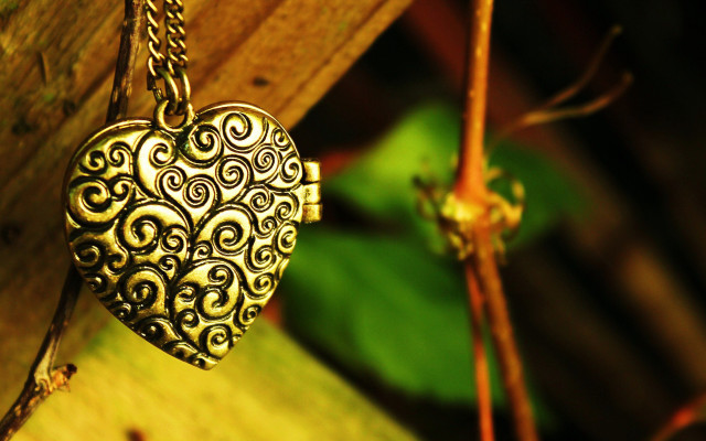 Heart pendant chain tree leaves free wallpaper for desktop - medium preview image