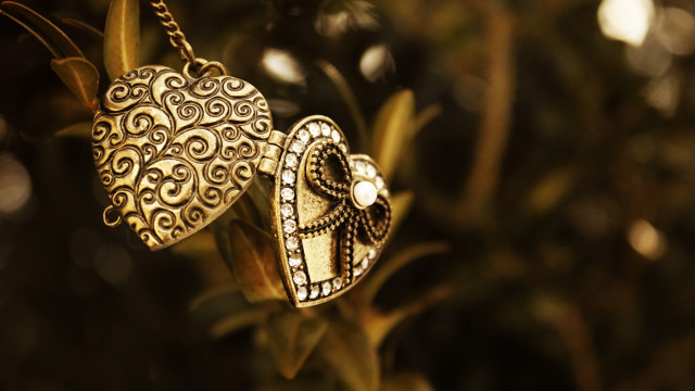 Gold heart pendant tree bow free wallpaper for desktop - medium preview image