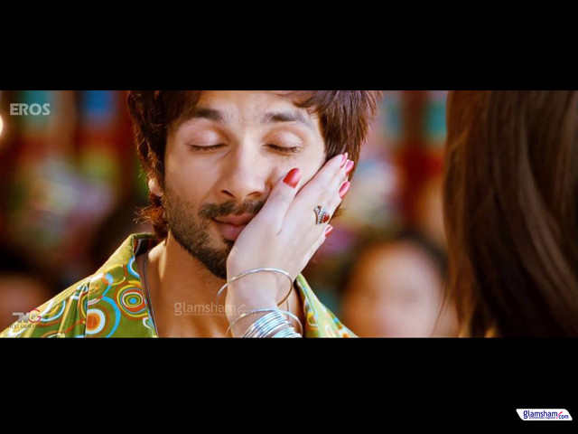 Man woman kissing crowd eyes free wallpaper for desktop - medium preview image