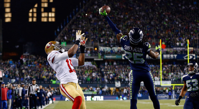 Football player catching ball cityscape free wallpaper for desktop - medium preview image