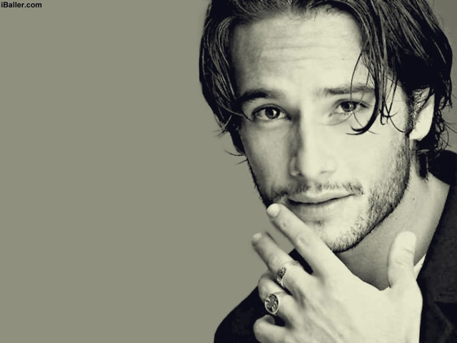 Man ring hand chin pose free wallpaper for desktop - medium preview image