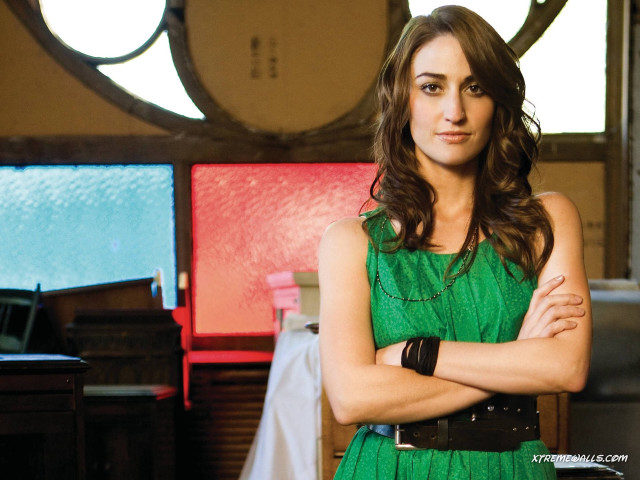 Woman green dress arms crossed free wallpaper for desktop - medium preview image