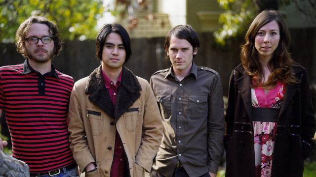 Group people yard tree fence free wallpaper for desktop - medium preview image