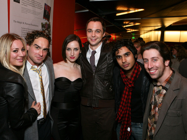 Group people room red wall free wallpaper for desktop - medium preview image