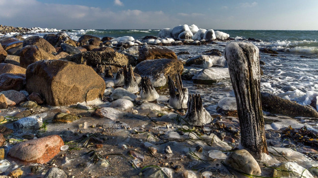 Rocky beach water wooden post free wallpaper for desktop - medium preview image