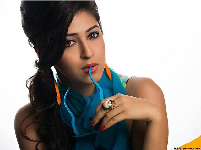 Woman ring necklace jewelry accessories #2 free wallpaper for desktop - medium preview image