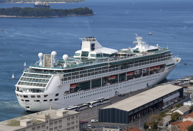 Cruise ship docked harbor city free wallpaper for desktop - medium preview image