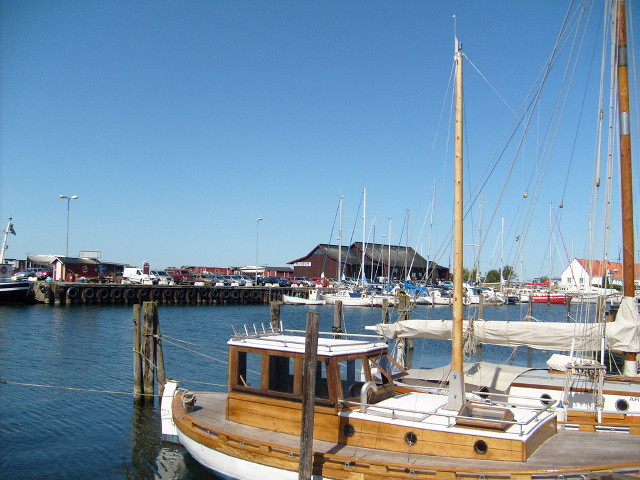 Boat docked dock water building free wallpaper for desktop - medium preview image