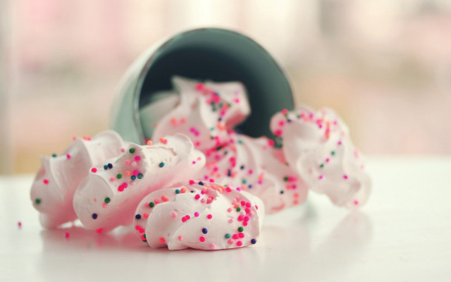 Pink white sprinkles table can free wallpaper for desktop - medium preview image