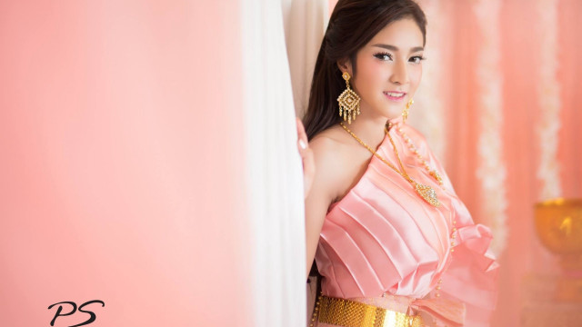 Pink dress pink wall alice free wallpaper for desktop - medium preview image