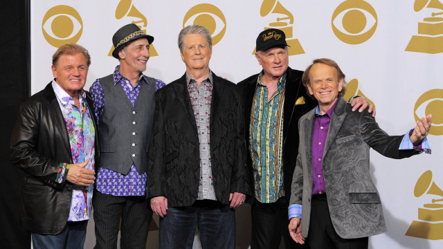 Men red carpet gold silver free wallpaper for desktop - medium preview image