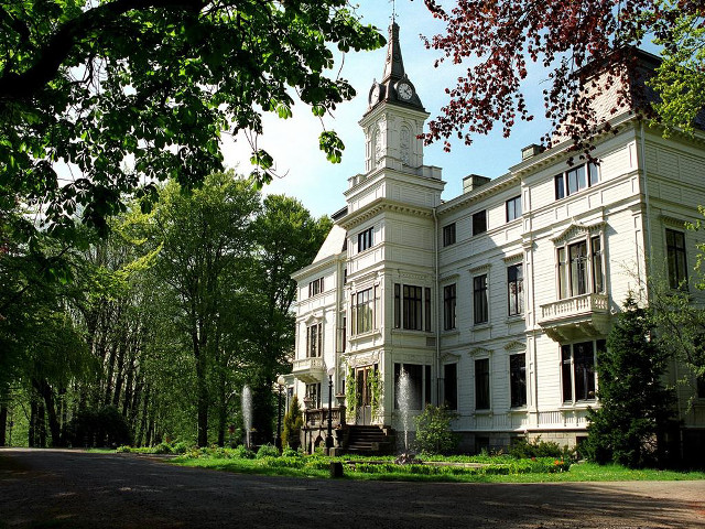 Large white building steeple clock free wallpaper for desktop - medium preview image