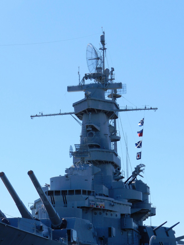 Large battleship guns flag flying free wallpaper for mobile - medium preview image