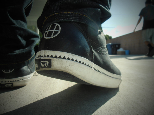 Feet black white shoe sidewalk free wallpaper for desktop - medium preview image
