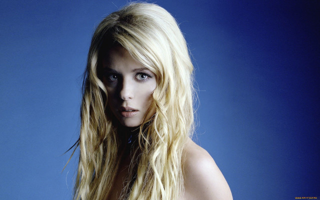 Woman blonde hair posing picture free wallpaper for desktop - medium preview image