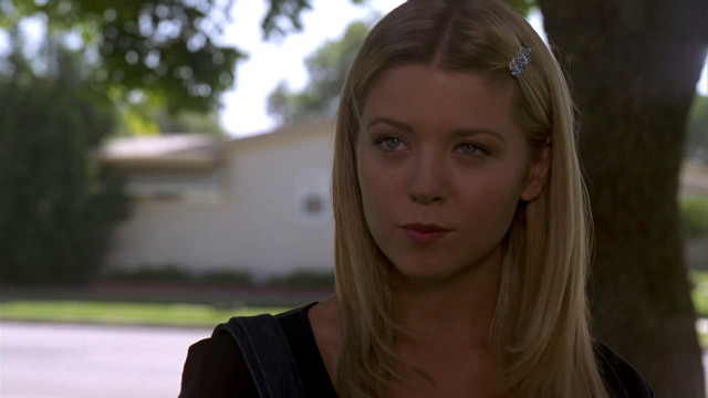 Blonde woman tree house background free wallpaper for desktop - medium preview image