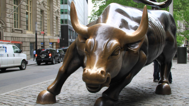 Bull statue city street urban free wallpaper for desktop - medium preview image
