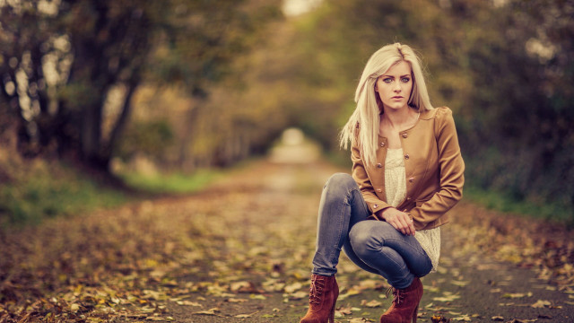 Woman sitting tree stump forest free wallpaper for desktop - medium preview image