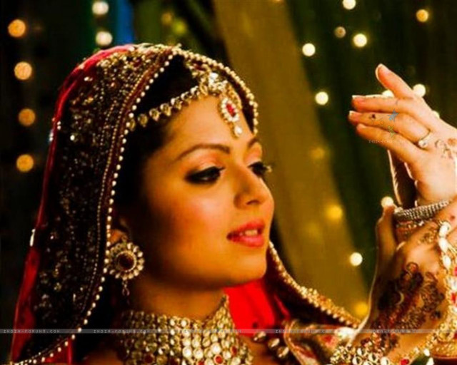 Woman red gold outfit jewelry free wallpaper for desktop - medium preview image